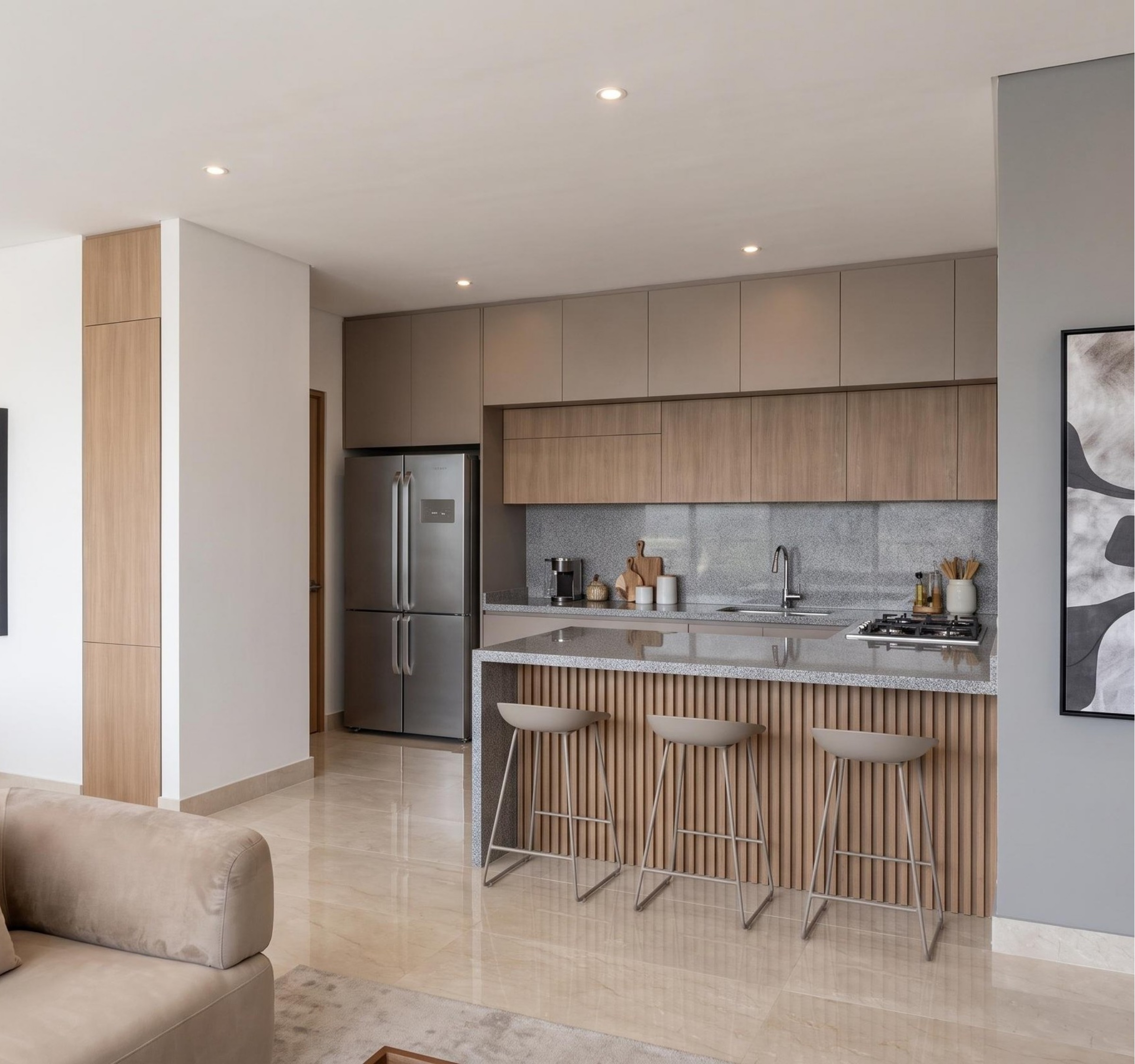 Render de un interior con sala, comedor y cocina abierta